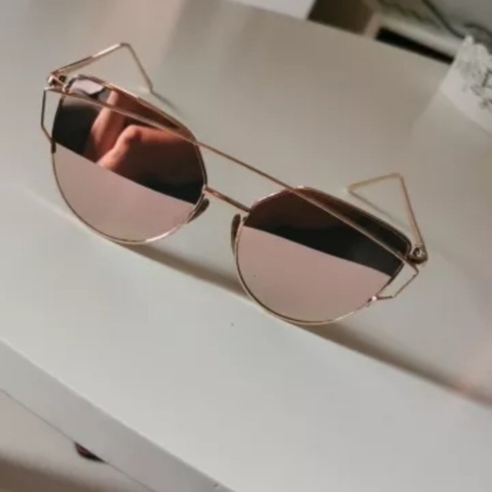 ๐โจ Pink Mirrored Sunglasses - Picture 3 of 12